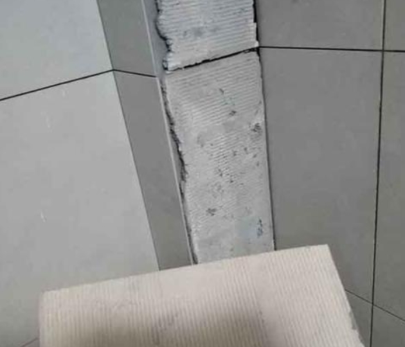 垫江瓷砖空鼓维修公司分享下厨房瓷砖脱落的补救措施。